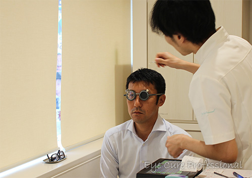 手術前の視力検査