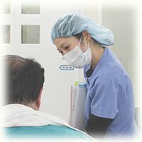 手術後の患者様の様子を確認する当院スタッフ