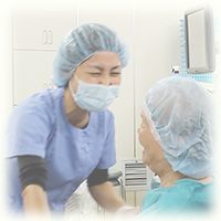 手術前の患者様に声をかける当院スタッフ